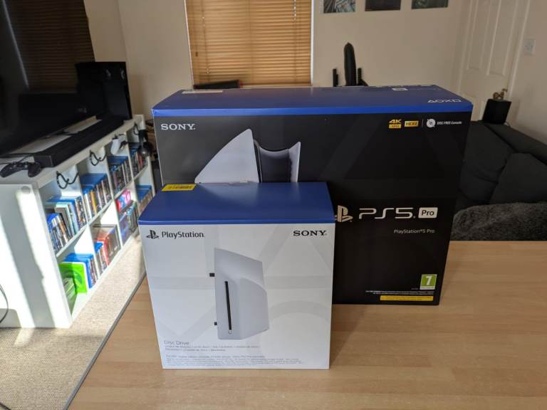 PS5 Pro + Disc Drive (Excellent condition)