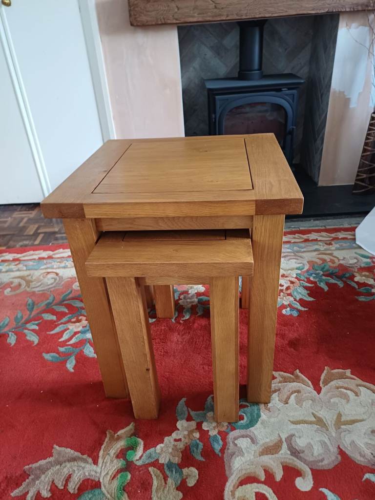 Oak Nest of 2 Tables – Good Condition