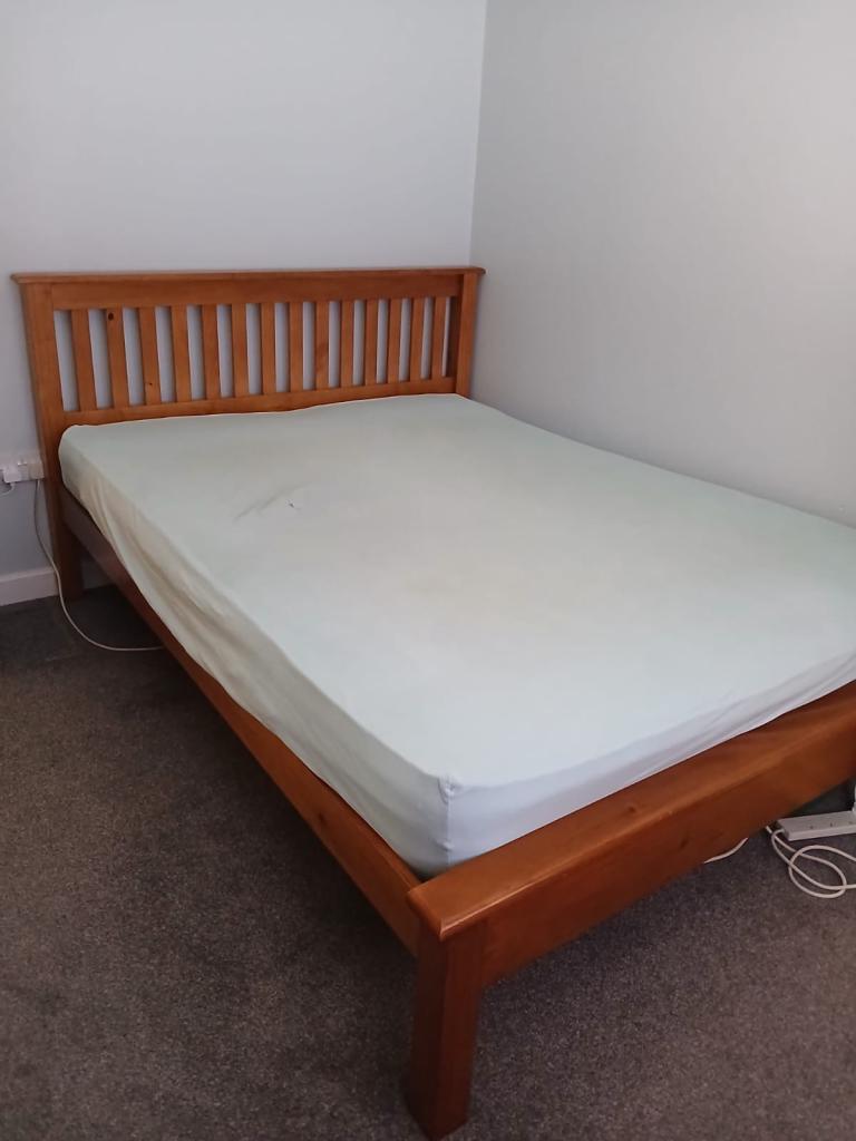 King size bed, with cabinet and FREE MATTRESS 