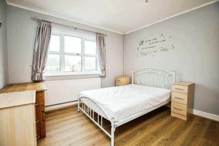 🌻TWO BRIGHT ROOMS IN CANNING TOWN - AVAILABLE NOW!!