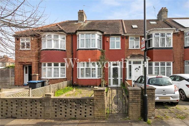 3 Bedroom House for Sale in Palmers Green, London N13