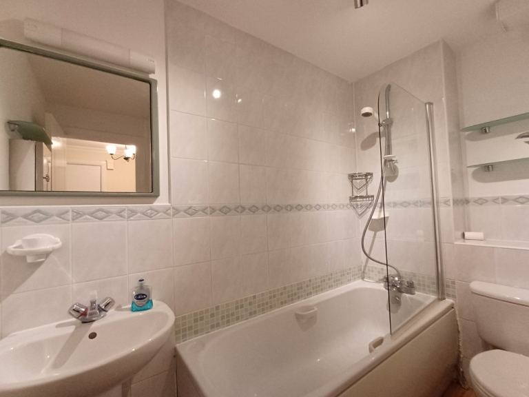 2 bedroom flat in Orchard Brae Avenue, Orchard Brae, Edinburgh, EH4 2GA