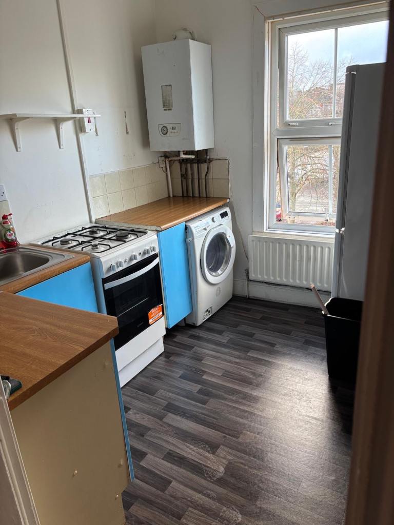 floor flat 1 bedroom. Le3