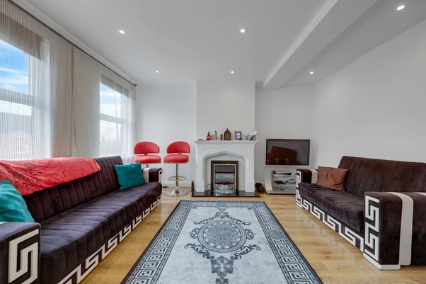 3 Bed Spacious First Floor Flat for Rent, Collier Row Road, ROMFORD, RM5