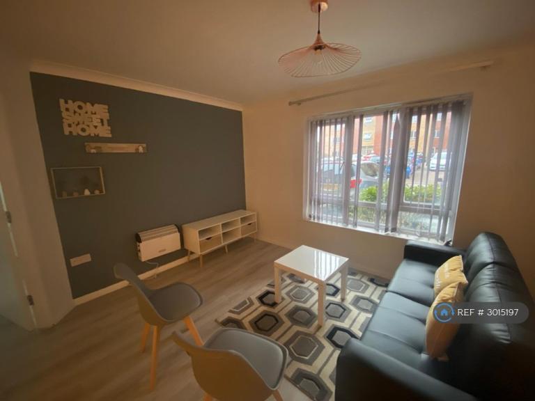 2 bedroom flat in Brook Court, Nottingham, NG7 (2 bed) (#3015197)