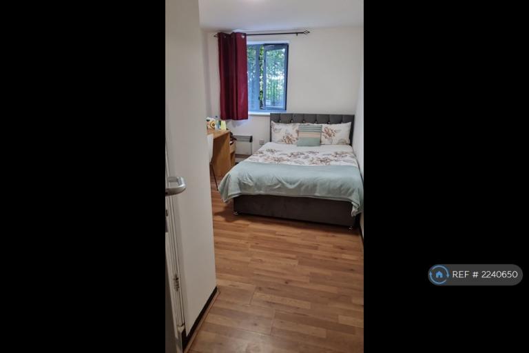 1 bedroom in Dragoon Hall, London, SE18 (#2240650)