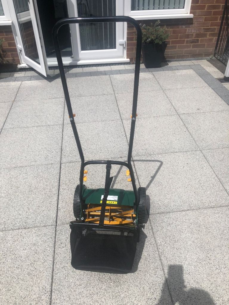 Manual Push Lawnmower with Grass Box – Good Condition