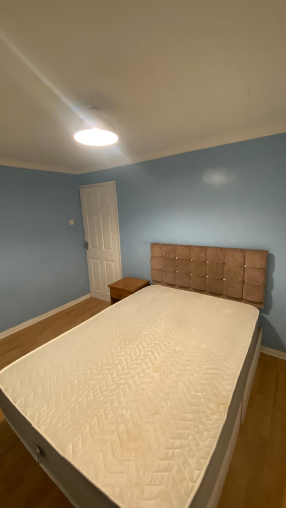 Spacious and Cosy Double Rooms for Rent in - RM16 2DH