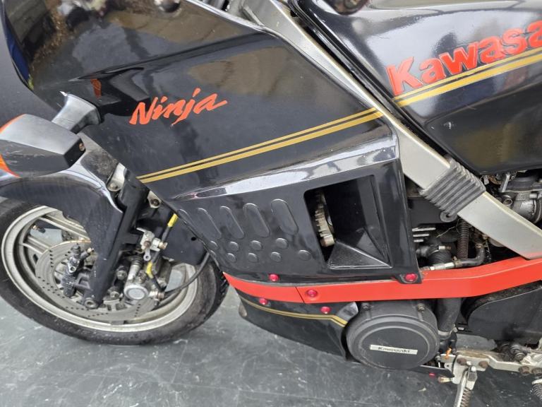 KAWASAKI GPZ 600 R PROJECT BIKE HPI CLEAR