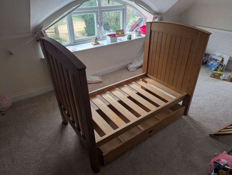 Boori Cot Bed / Toddler Bed in Oak
