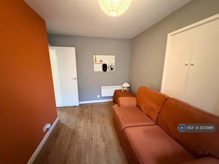 1 bedroom flat in Bury Road, Rawtenstall, Rossendale, BB4 (1 bed) (#3073916)