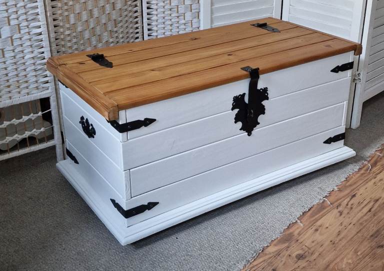 UPCYCLED SOLID PINE BLANKET BOX 