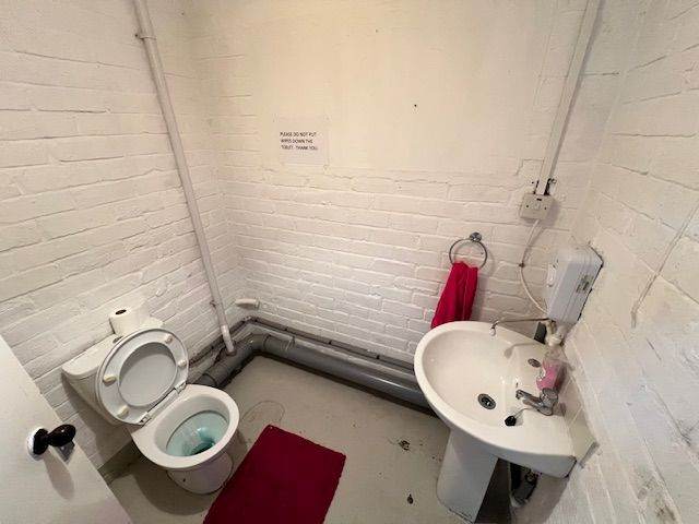 Commercial shop unit for rent - Benarty Square, Ballingry