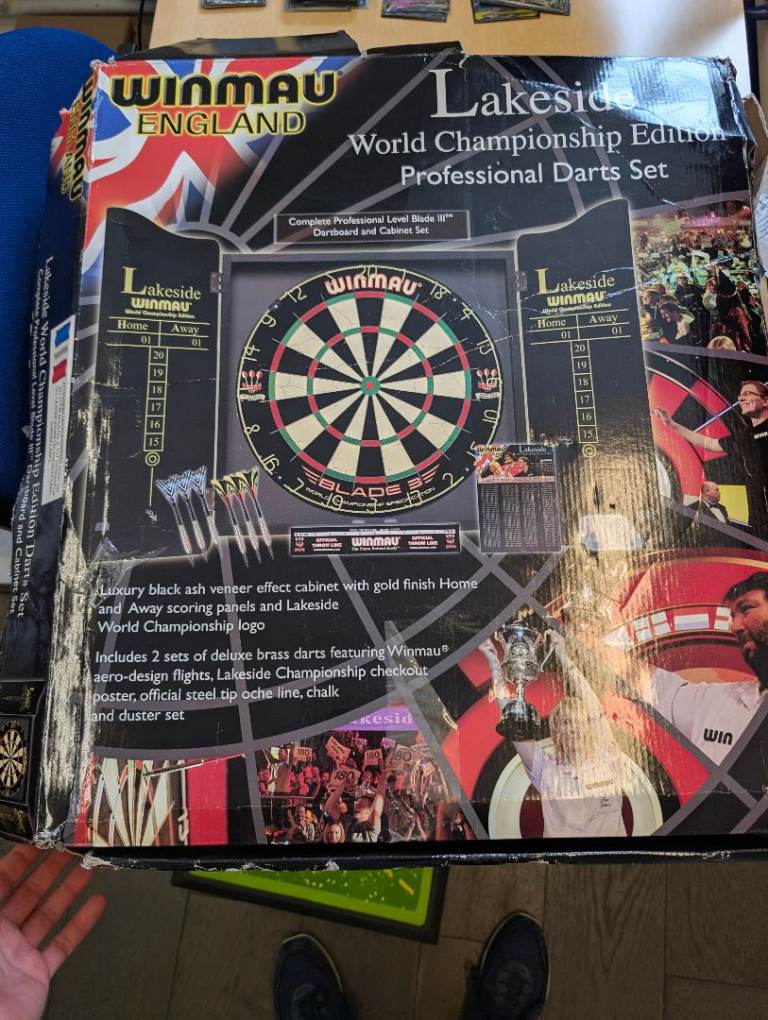 Dartboard and wall cabinet 