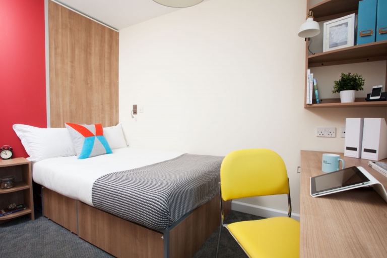 Charlton Court room for rent ASAP