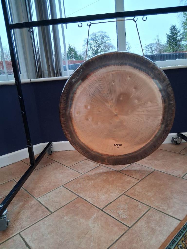 Paiste 28 inch bronze number 9 Gong comes with gong bag  and mallet 