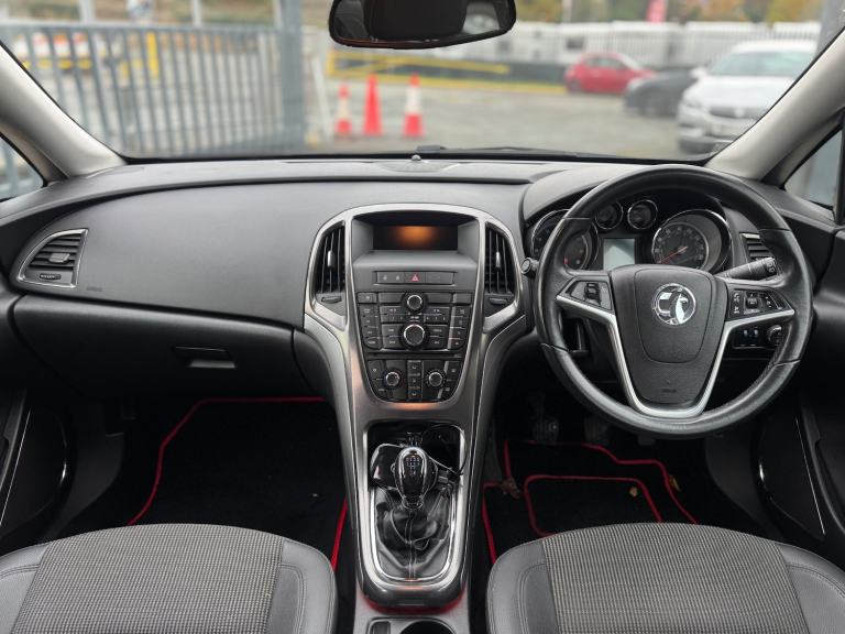 2011 Vauxhall Astra 1.6i 16V SE 5dr HATCHBACK Petrol Manual