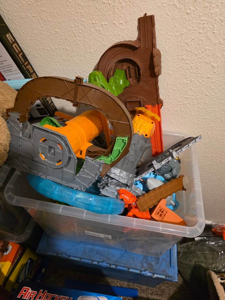 Assorted Thomas the tank toys, tracks, buikding. 