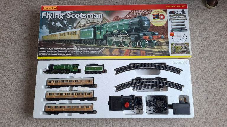 HORNBY FLYING SCOTSMAN TRAIN SET EXCELLENT CONDITION