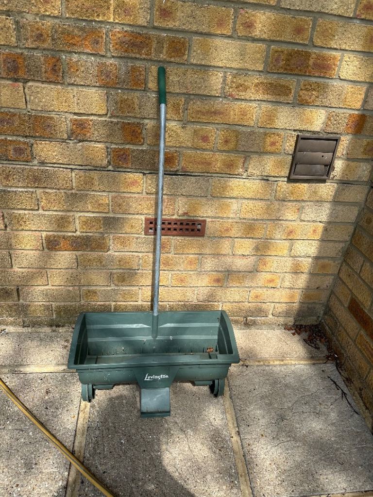 Levington Seed/Fertiliser Spreader – Green, Good Condition