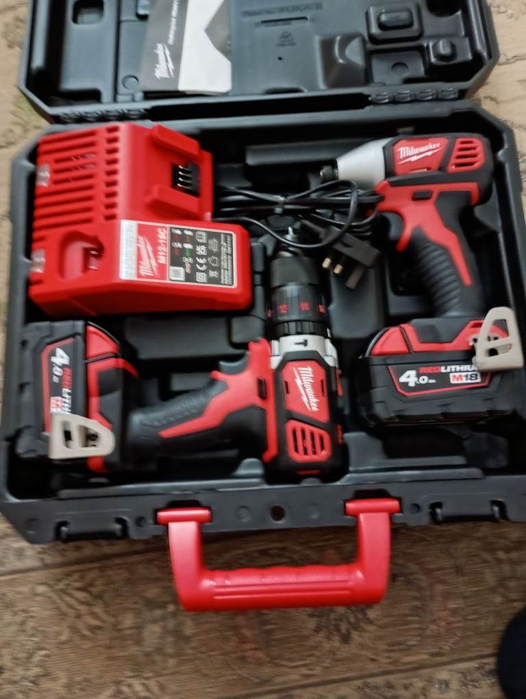 MILWAUKEE DRILL SET