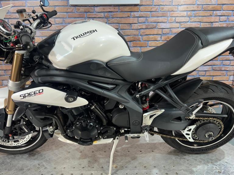 Triumph Speed Triple 1050 - EXCELLENT CONDITION - NATIONWIDE DELIVERY 