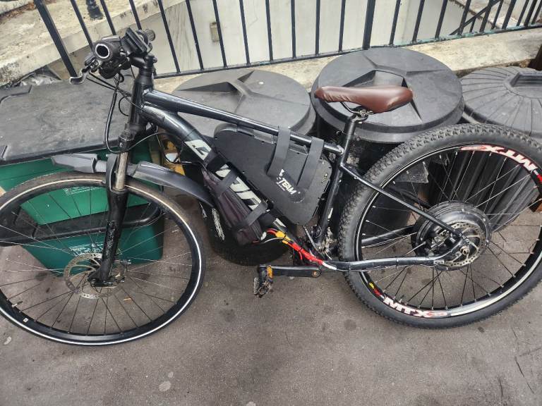 Giant Electric City Bike – Black, Good Condition