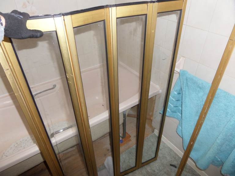 Four pane, folding glass shower-bath screen