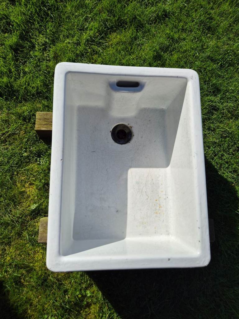 Belfast style sink in very good condition - approx. dimensions are 62cm x 47cm x 26cm deep