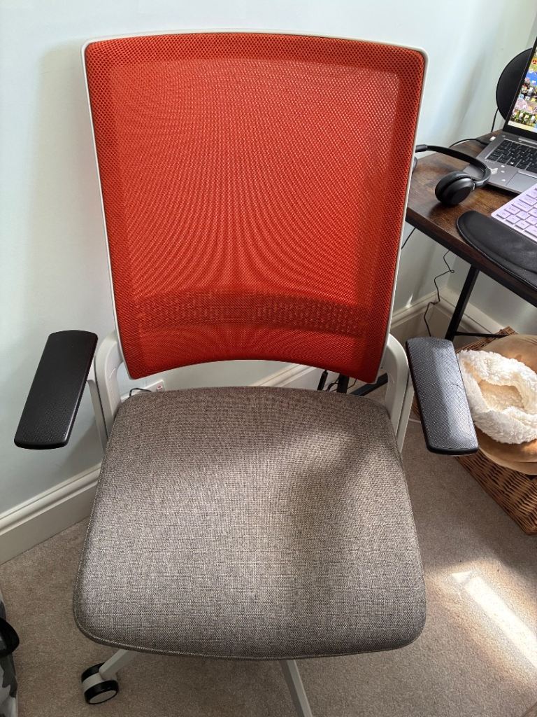 USED GOOD desk chair