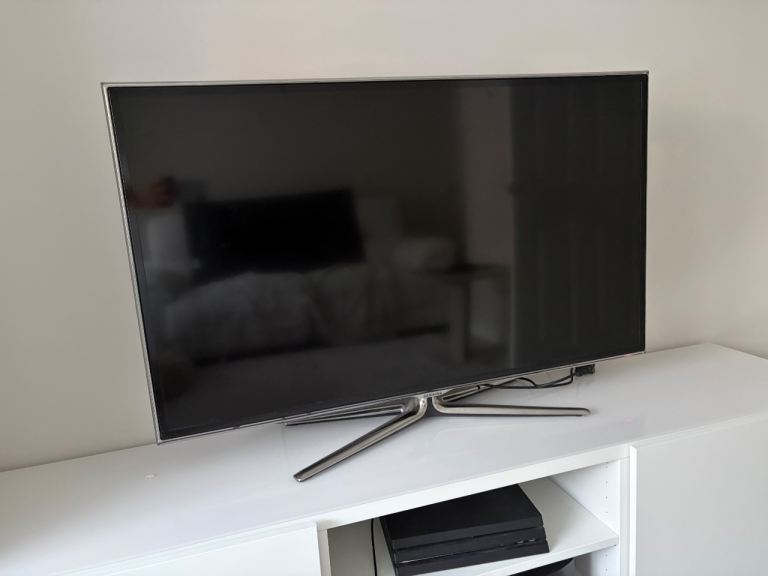 Samsung UE46ES6800 46-inch Smart TV with 3D Glasses