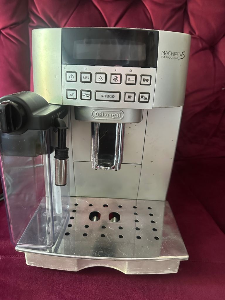 DeLonghi Magnifica ESAM 3200.S Coffee Machine – Silver, Good Condition