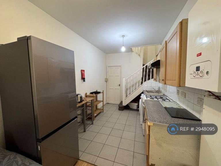 2 bedroom flat in Great South West Road, Hounslow, TW4 (2 bed) (#2948095)