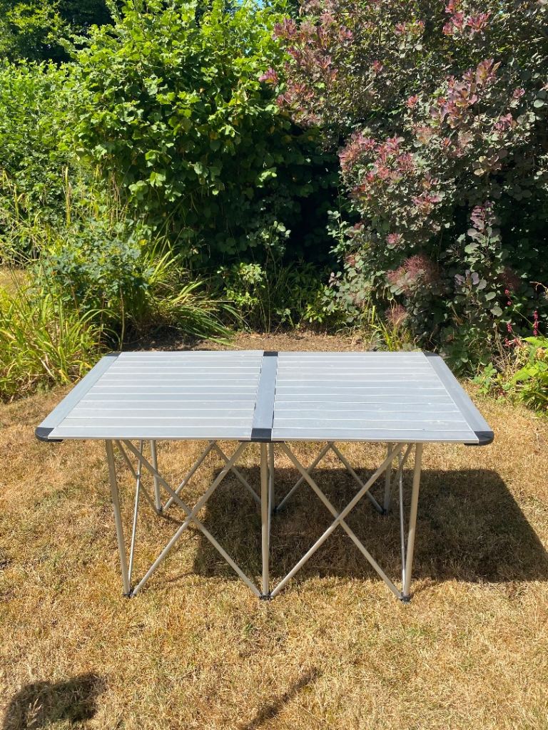 Foldable camping table