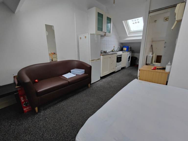 Studio flat near CITY CENTRE available