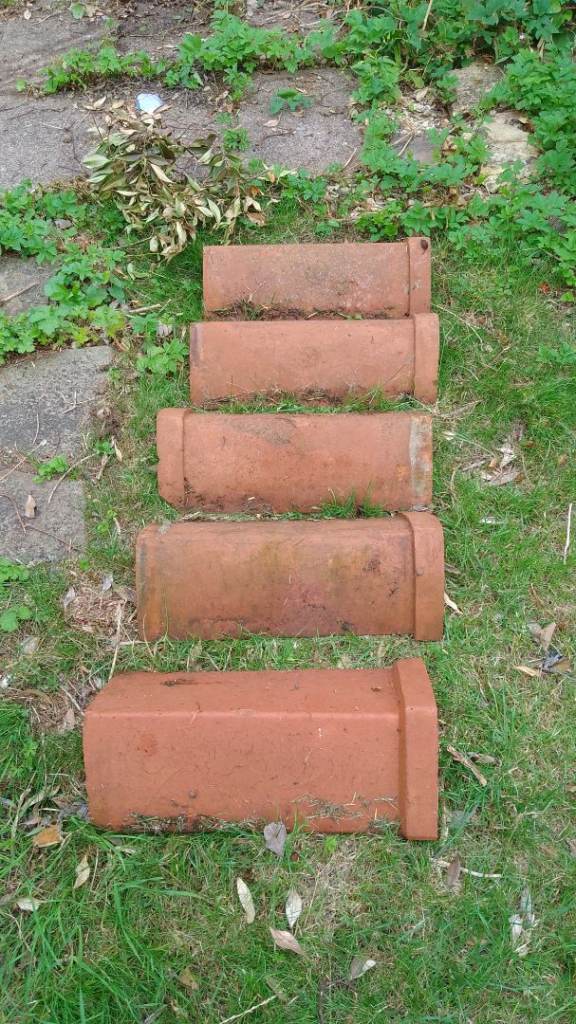 Terracotta ridge tiles– fairCondition