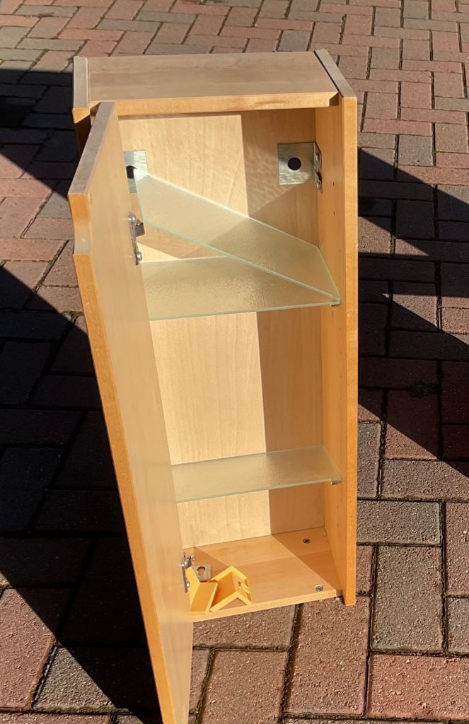 Small wall cabinet. Yet another time waster not showing up to collect so it’s still available