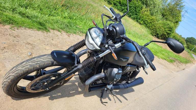2022 22 MOTO GUZZI V7 IV STONE 3k MILES ONLY BLACK RETRO NAKED CLASSIC STYLING