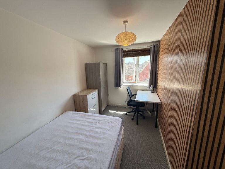Friendly professional house share bills included 