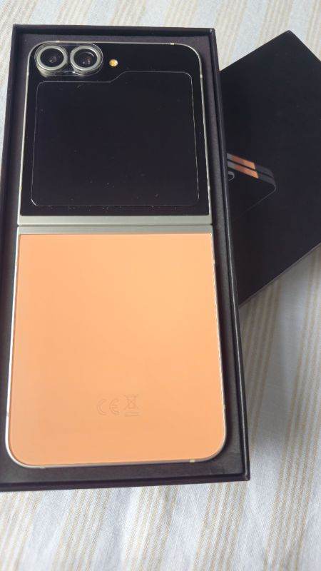 Samsung Galaxy Z Flip 5 256GB Peach - As Good As New