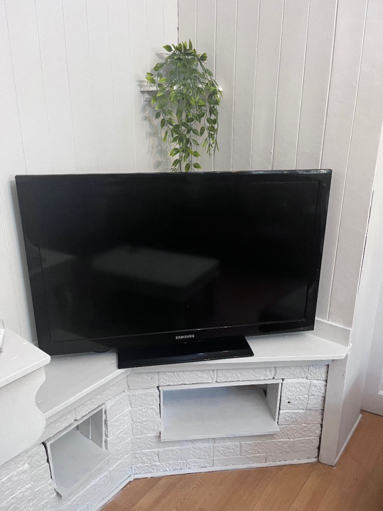 Samsung Flat Screen TV - Good Condition, Black