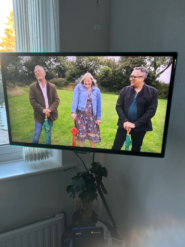 TV, Samsung smart TV/monitor 27inch LED, full HD, remote control, stand, 