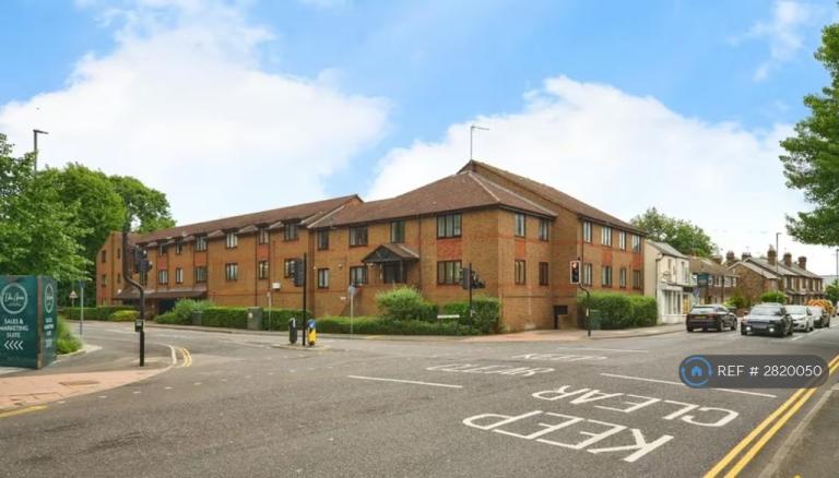1 bedroom flat in Linden Place, Staines-Upon-Thames, TW18 (1 bed) (#2820050)
