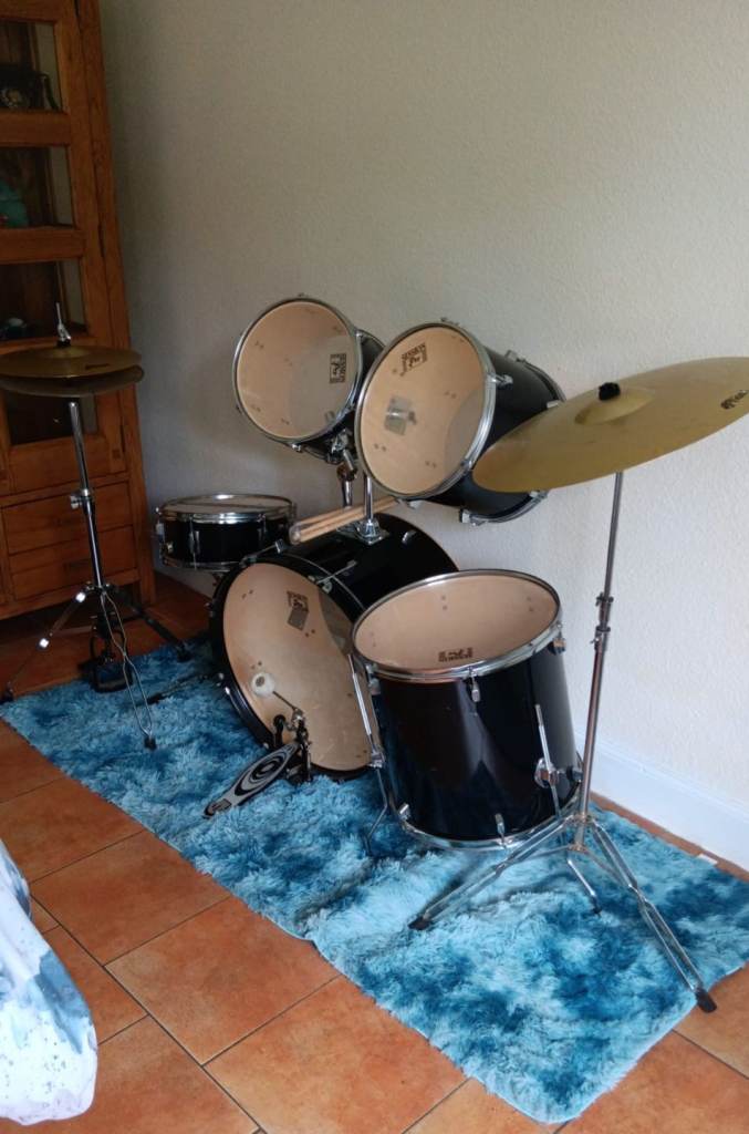 Full Black Drum Kit with Cymbals and Pedals 