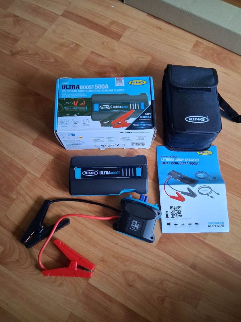 JUMPSTART 12V WITH LED LIGHT AND USB SOCKET WITH CARRYING CASE NEW BY RING. 