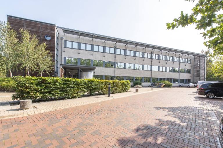 Oxford - OX4 4GP \ Office for Rent with 2 Workstations