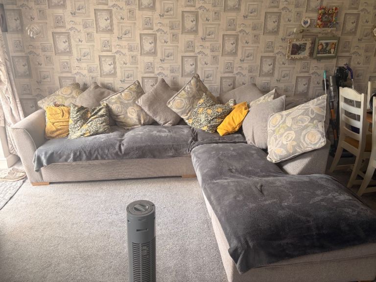 Corner Sofa in grey Fabric – Good Condition