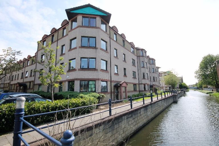 2 bedroom flat in Dorset Place, Fountainbridge, Edinburgh, EH11 1JQ