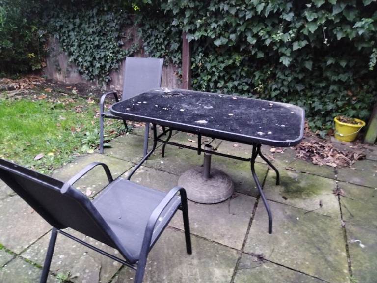 Garden table & eight chairs 