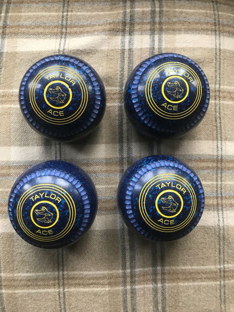 Taylor Ace size 4H WB28 “deep grip”  bowls with speckled blue / alligator motif. VGC